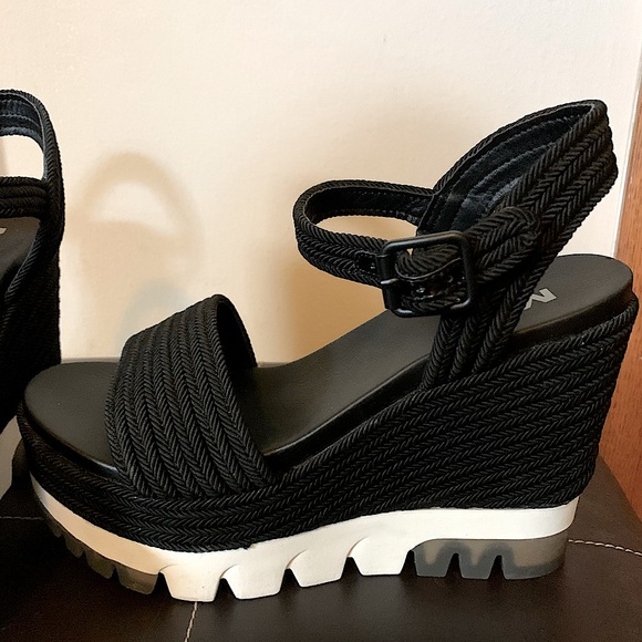 mia nakita wedge sandal